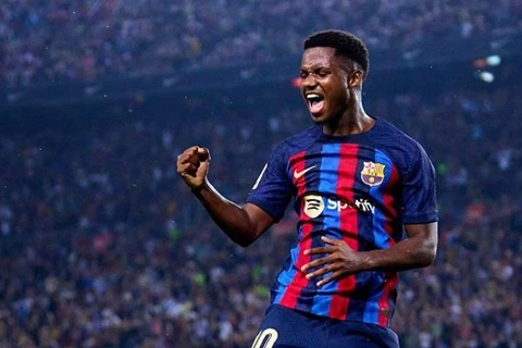 قبل مواجهة أتلتيكو مدريد.. برشلونة يعلن جاهزية أنسو فاتي